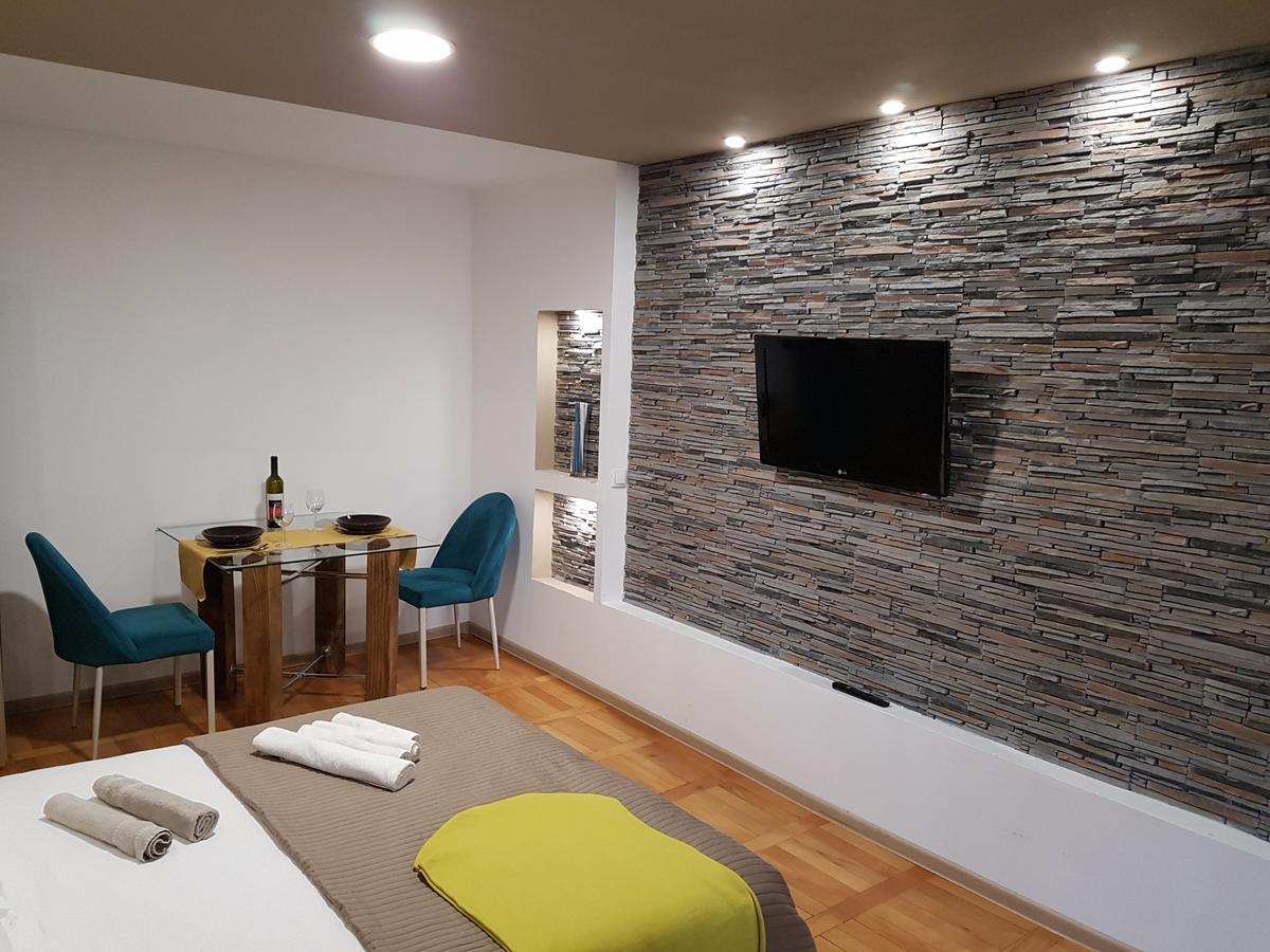 Woodstone Apartment Ploiesti Ngoại thất bức ảnh